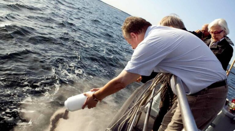 Askespredning fra båd med udfordringer